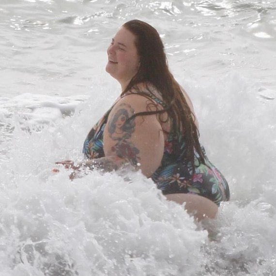 Папарацци сняли, как Тесс Холлидей отдыхала на пляже