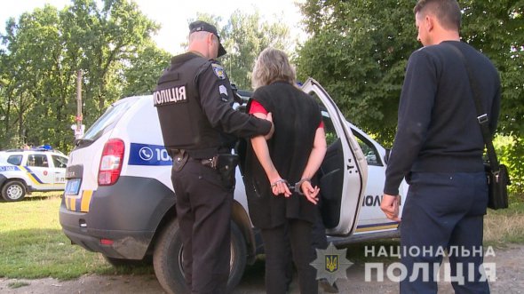 Винницкая область: женщина выстрелила в стоматолога и набросилась с топором
