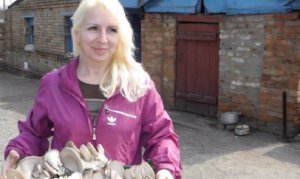 Родина Сторожів переїхала з Луганська до Бахмуту та почала власну справу - вирощування глив. Фото: скріншот із відео. 