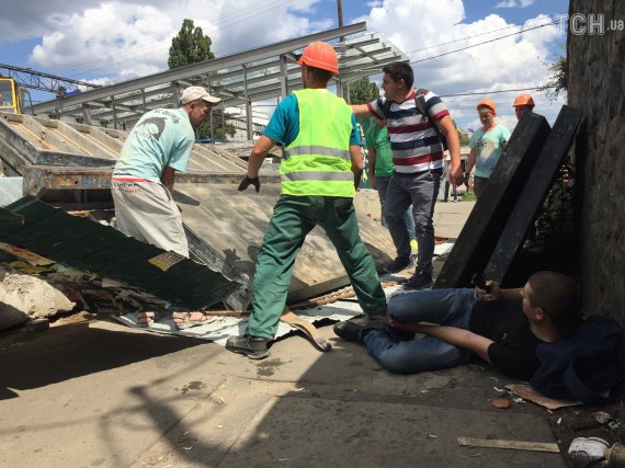 В районе метро Святошино человека завалило бетонными плитами