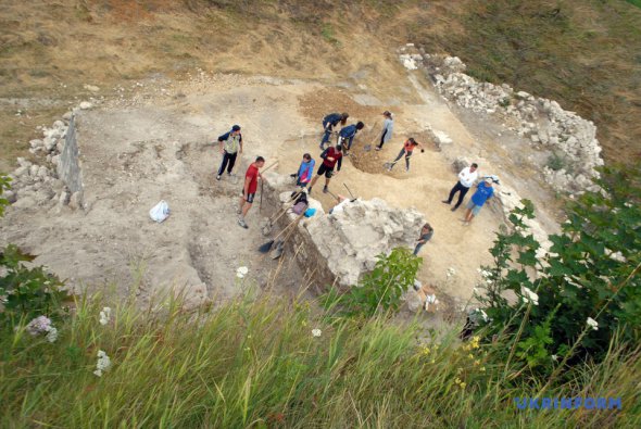 Археологи та студенти проводять розкопки на Збаразькому замку, Тернопільщина