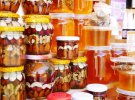 На ярмарку продають мед, медовуху, медовий квас, солодощі, домашнє вино та іншу продукцію