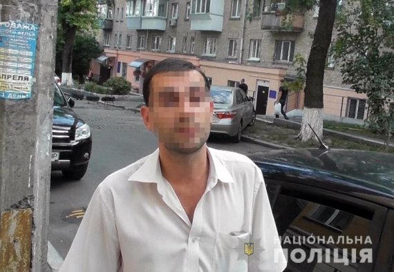 В Киеве задержали 31-летнего мужчину, который продавал фальшивые доллары и евро