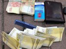 У Києві затримали 31-річного чоловіка, який продавав  фальшиві долари та євро