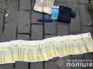 У Києві затримали 31-річного чоловіка, який продавав  фальшиві долари та євро