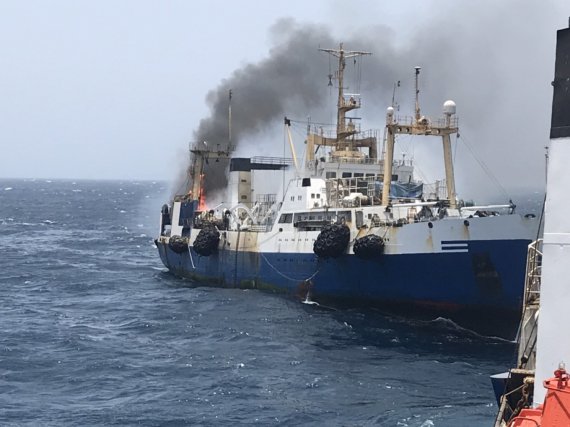 Украинское рыболовецкое судно загорелось возле берегов Африки