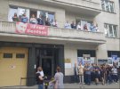 На здании посольства разместили баннер с призывом освободить Олега Сенцова.