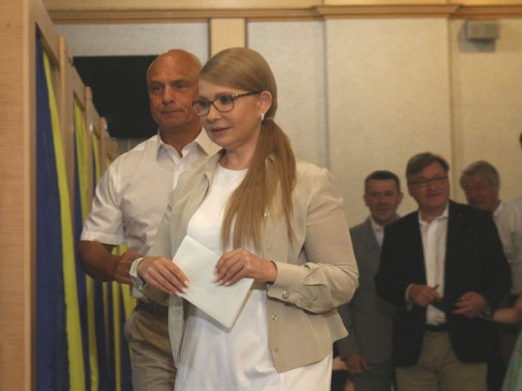 Тимошенко пришла на участок с мужем Александром