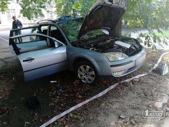 У Жовтих Водах легковик в'їхав у дерево, є загиблі і постраждалі. Фото: 1kr.ua