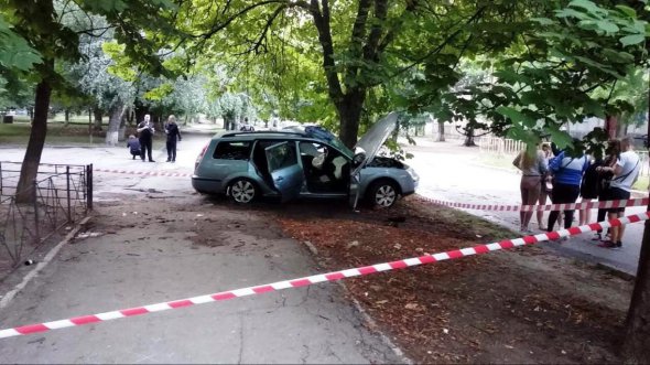 У Жовтих Водах легковик в'їхав у дерево, є загиблі і постраждалі. Фото: 1kr.ua