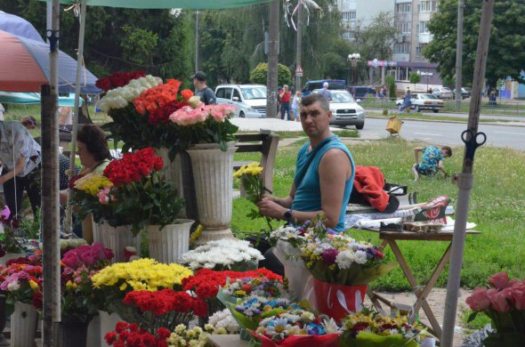 Стихийный цветочный рынок