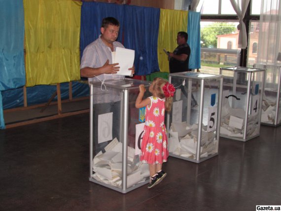 У селищі Білозір'я працювали 4 виборчі дільниці. Люди йшли голосувати протягом усього дня. На дільницю №3 йдуть голосувати виборці з хутора Баси. Усього мають проголосувати 21 особа