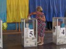 В поселке Белозерье работали 4 избирательных участка. Люди шли голосовать в течение всего дня. На участок №3 идут голосовать избиратели из хутора Басы. Всего должны проголосовать 21 человек