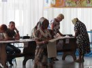 У селищі Білозір'я працювали 4 виборчі дільниці. Люди йшли голосувати протягом усього дня. На дільницю №3 йдуть голосувати виборці з хутора Баси. Усього мають проголосувати 21 особа