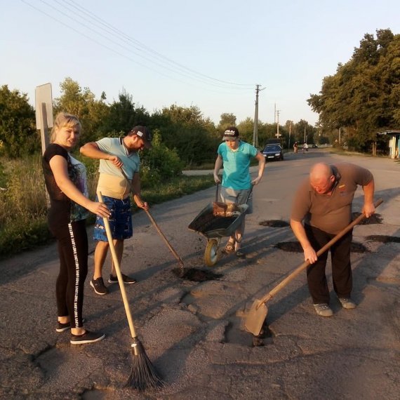 Мешканці Тахтаулівської сільради самотужки ремонтують дорогу між селами