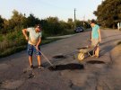 Мешканці Тахтаулівської сільради самотужки ремонтують дорогу між селами