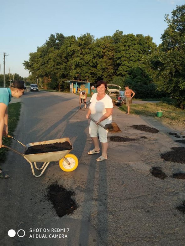 Мешканці Тахтаулівської сільради самотужки ремонтують дорогу між селами