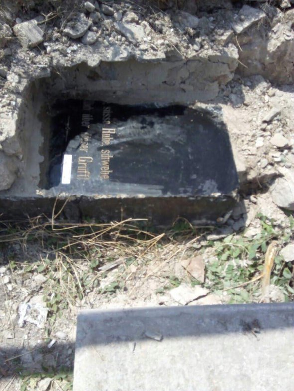 У Запоріжжі виявили надгробки менонітів, з яких більшовики зробили фундамент