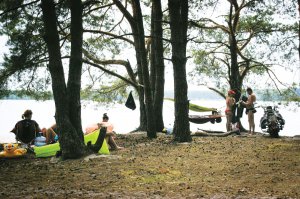 Люди відпочивають біля озера Пісочного  у селі Мельники Шацького району на Волині. Житло тут можна орендувати від 200 гривень за добу