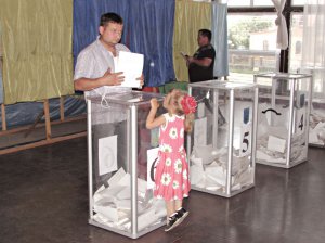 21 липня в селищі Білозір’я Черкаського району на Черкащині місцеві жителі на дільниці голосують за кандидатів у депутати Верховної Ради. На цій дільниці закріплені й жителі сусіднього села Баси — найменшого в області