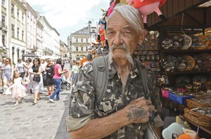 67-річний Мирослав Павлюк позбирав картон на площі Ринок у Львові й несе викидати 21 липня. ”Не надіятися на вибори, а самому не сидіти без діла”, — говорить