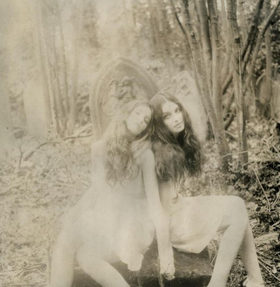Английский фотограф снимает женщин в мистических образах