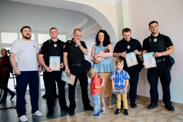 Щоб вчасно доїхати до пологового будинку, поліцейські організували кортеж