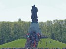 В Трептов-парке Берлина. Толпа собирается праздновать 9 мая