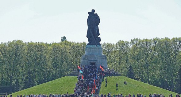 В Трептов-парке Берлина. Толпа собирается праздновать 9 мая