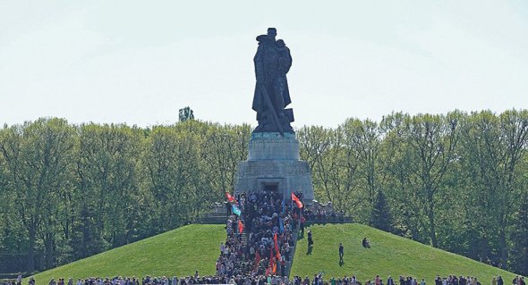 У Трептов-парку Берліна. Натовп збирається святкувати 9 травня