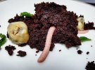 Вологий шоколадний торт прикрасили полуничним желе, просотали шоколадним ганашем з м'ятою