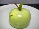 Яблочный десерт содержит яблочную начинку. Личинки сделаны из шоколада