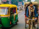 Индийское такси "тук-тук" бывают электрические, велотуки и самые старые (запрещенные в большинстве штатов) — когда человек вручную несет на своих плечах повозку с пассажиром.