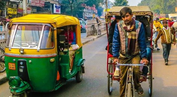 Індійське таксі "тук-тук" бувають електричні, велотукі і найстаріші (заборонені в більшості штатів) - коли людина вручну несе на своїх плечах віз з пасажиром.