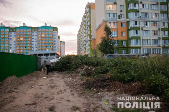 Дівчина постраждала від осколків, а потім уся закривавлена дісталася до найближчих багатоповерхівок