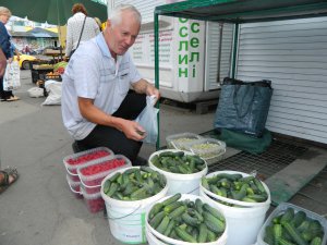 60-річний Петро Гордаш торгує огірками на вінницькому ринку Привокзальний. Кілограм продає  по 20 гривень