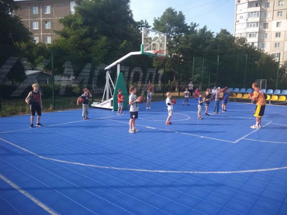 Безкоштовна літня школа баскетболу. У Білій Церкві дітей навчають гри баскетболу.