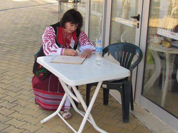 Лідія Горошко пише відгук про перебування колективу на 8 Міжнародному фестивалі фольклору в Болгарії