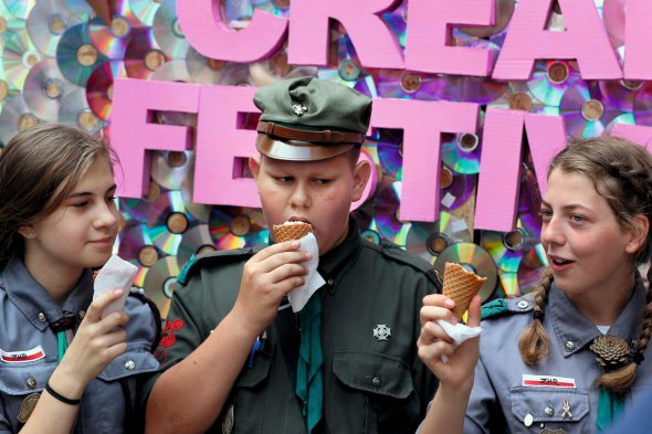 Діти їдять морозиво на Lviv Ice Cream Festival у Львові 20–21 липня у внутрішньому дворику міськради. Також на заході готували млинці й солодку вату. Проводили майстер-класи. Вхід був безкоштовний