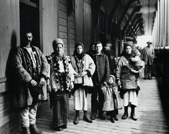 Родина галицьких селян прибула до Канади. Початок ХХ століття