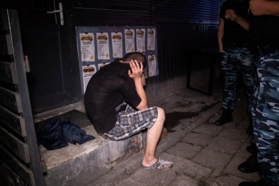 До нічного бару в столиці забіг молодик, який почав бійку з відвідувачами