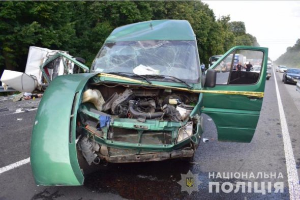 Аварія сталася вчора поблизу села Кудлаї Немирівського району. ФОТО: НАЦІОНАЛЬНА ПОЛІЦІЯ