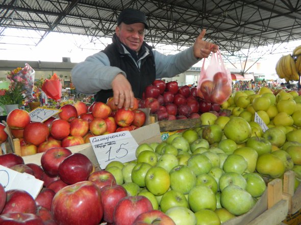 Цены на яблоки урожая-2019 будут заоблачными. Весной в Виннице яблоки уже продавали по 15-20 грн