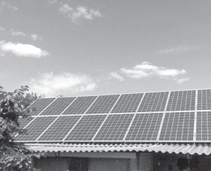Олександр Герасименко із Нових Санжарів на Полтавщині встановив на своєму домі сонячні батареї. Продає електроенергію ”Полтаваобленерго”