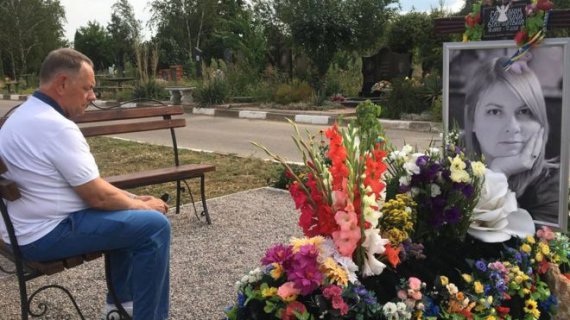 Отец погибшей активистки Екатерины Гандзюк Виктор Михайлович часто приходит на могилу дочери