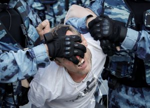 Російські поліцейські затримують учасників мітингу, які вимагали зареєструвати кандидатів від опозиції на вибори до Московської міської думи. 27 липня, Москва, РФ