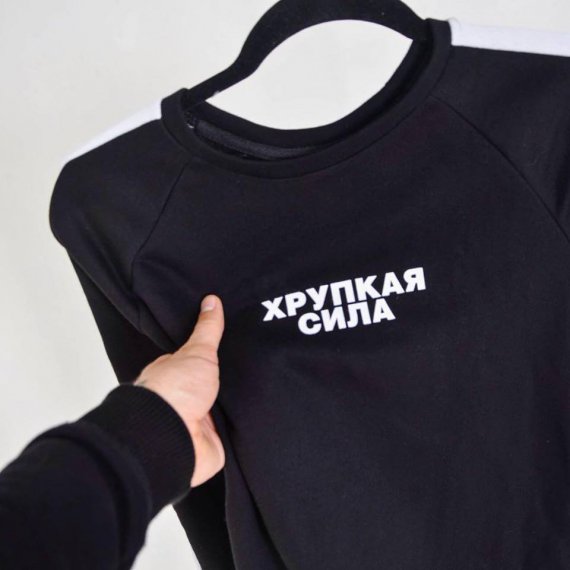 Каждый год выпускают новую коллекцию одежды в определенном количестве, что потом не повторяется