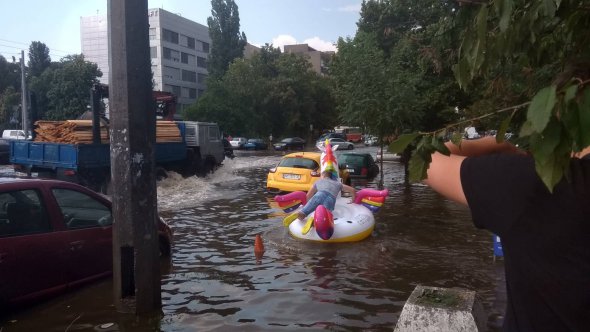 Молоді люди вирішили влаштувати собі відпочинок біля води