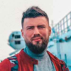 Євген Щербаков працював ведучим на святах. За проведення весілля йому платили майже 600 доларів — понад 16 тисяч гривень