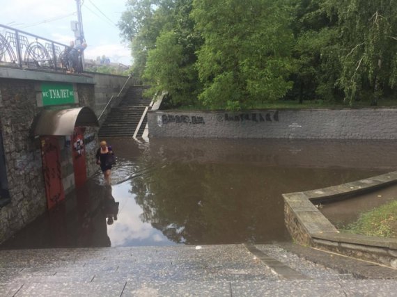 Через зливу сталося підтоплення території станції метро "Дорогожичі"